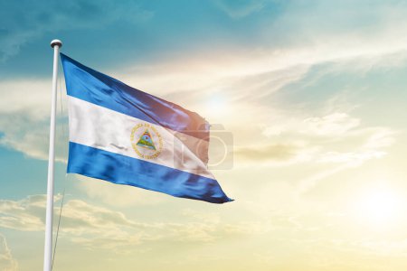 Foto de Nicaragua ondeando bandera en hermoso cielo con sol - Imagen libre de derechos
