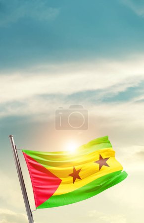 Foto de Santo Tomé y Príncipe ondeando bandera en el hermoso cielo con sol - Imagen libre de derechos