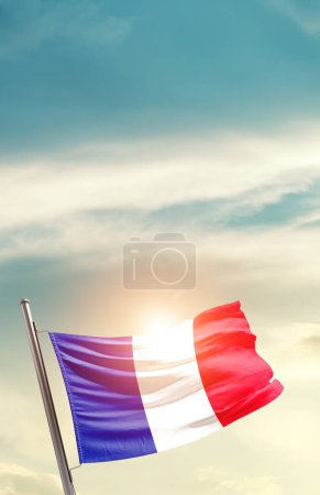 Téléchargez les photos : France waving flag in beautiful sky with sun - en image libre de droit