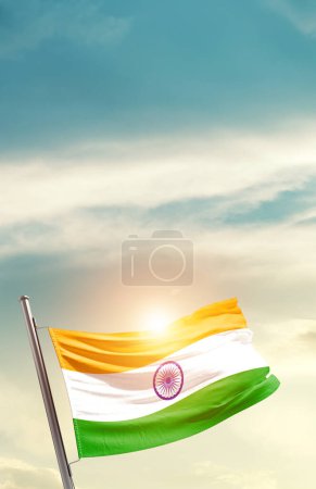 Téléchargez les photos : India waving flag in beautiful sky with sun - en image libre de droit