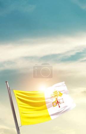 Foto de Ciudad del Vaticano ondeando bandera en hermoso cielo con sol - Imagen libre de derechos