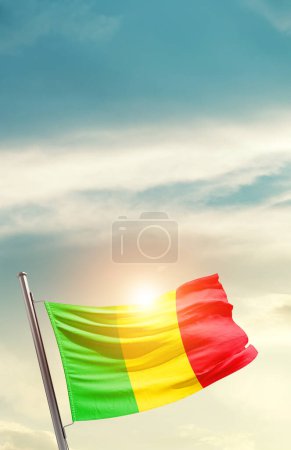 Téléchargez les photos : Drapeau du Mali agitant un beau ciel avec soleil - en image libre de droit