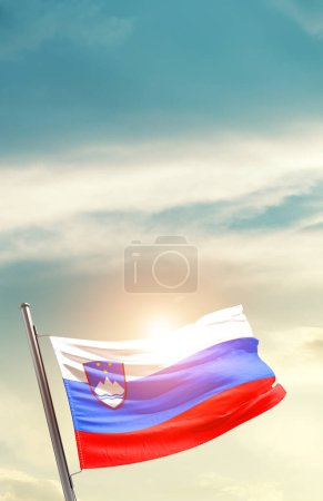 Foto de Eslovenia ondeando bandera en el hermoso cielo con sol - Imagen libre de derechos