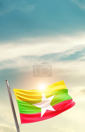 Foto de Myanmar ondeando bandera en el hermoso cielo con sol - Imagen libre de derechos