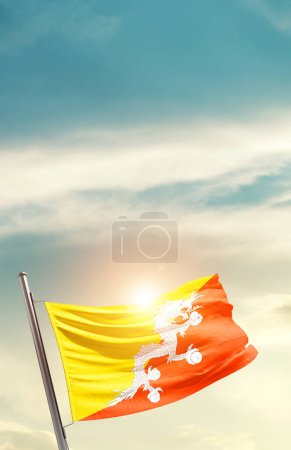 Foto de Bután ondeando bandera en el hermoso cielo con sol - Imagen libre de derechos