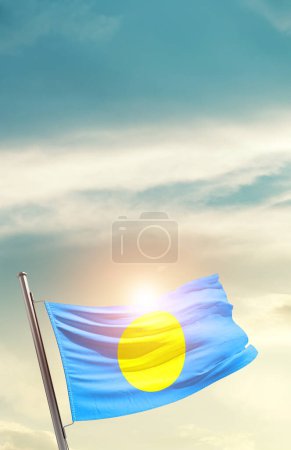 Foto de Palau ondeando bandera en el hermoso cielo con sol - Imagen libre de derechos