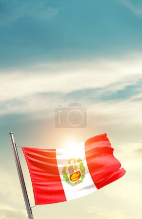 Téléchargez les photos : Pérou agitant drapeau dans un ciel magnifique avec soleil - en image libre de droit