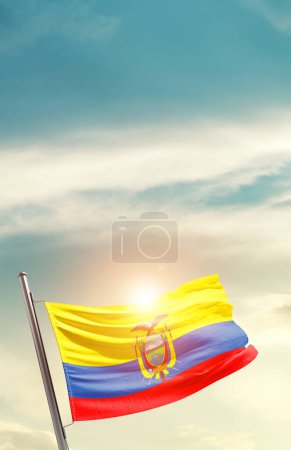 Téléchargez les photos : Drapeau de l'Équateur agitant dans un ciel magnifique avec soleil - en image libre de droit