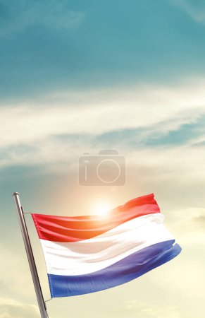 Foto de Países Bajos ondeando bandera en el hermoso cielo con sol - Imagen libre de derechos