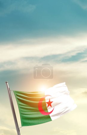 Foto de Argelia ondeando bandera en hermoso cielo con sol - Imagen libre de derechos