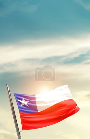 Téléchargez les photos : Chili agitant le drapeau dans un ciel magnifique avec le soleil - en image libre de droit