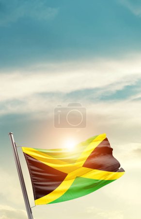Téléchargez les photos : Jamaïque agitant drapeau dans un beau ciel avec soleil - en image libre de droit
