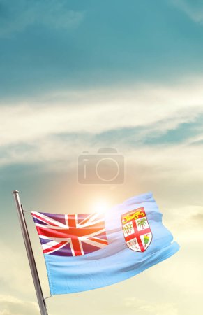 Téléchargez les photos : Fiji waving flag in beautiful sky with sun - en image libre de droit
