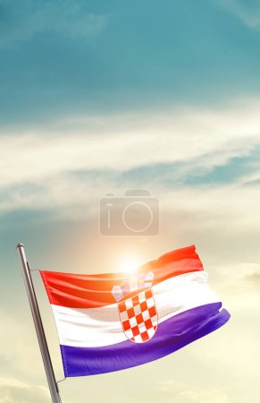 Téléchargez les photos : Croatie agitant le drapeau dans un ciel magnifique avec le soleil - en image libre de droit