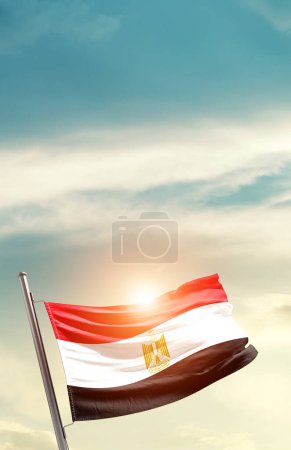 Foto de Egipto ondeando bandera en el hermoso cielo con sol - Imagen libre de derechos