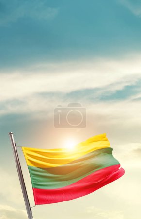 Téléchargez les photos : Lithuania waving flag in beautiful sky with sun - en image libre de droit