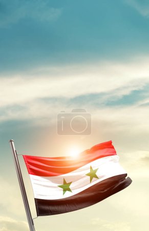 Téléchargez les photos : Syria waving flag in beautiful sky with sun - en image libre de droit