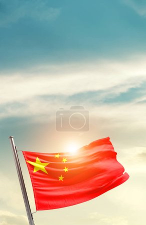 Foto de China ondeando bandera en el hermoso cielo con sol - Imagen libre de derechos