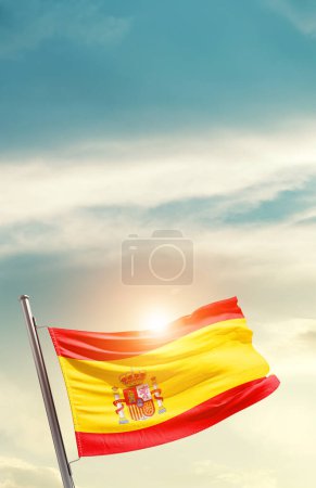 Foto de Bandera de España ondeando en hermoso cielo con sol - Imagen libre de derechos