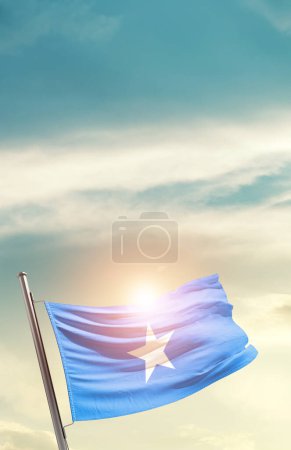 Téléchargez les photos : Somalia waving flag in beautiful sky with sun - en image libre de droit
