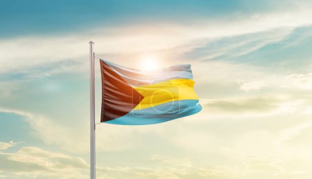 Foto de Bahamas ondeando bandera en hermoso cielo con sol - Imagen libre de derechos
