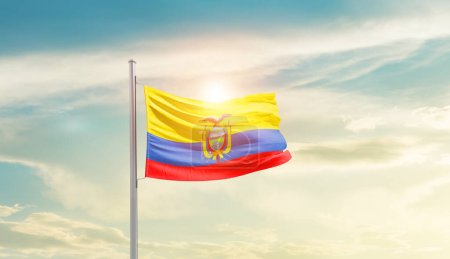 Foto de Ecuador ondeando bandera en hermoso cielo con sol - Imagen libre de derechos