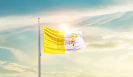 Foto de Ciudad del Vaticano ondeando bandera en hermoso cielo con sol - Imagen libre de derechos