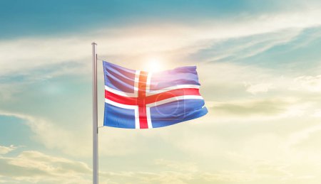 Téléchargez les photos : Drapeau de l'Islande agitant dans un ciel magnifique avec soleil - en image libre de droit