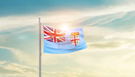 Foto de Fiyi ondeando bandera en el hermoso cielo con sol - Imagen libre de derechos