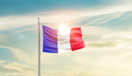 Téléchargez les photos : France agitant drapeau dans un ciel magnifique avec soleil - en image libre de droit