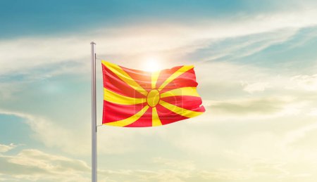 Téléchargez les photos : Drapeau de Macédoine du Nord agitant dans un beau ciel avec soleil - en image libre de droit