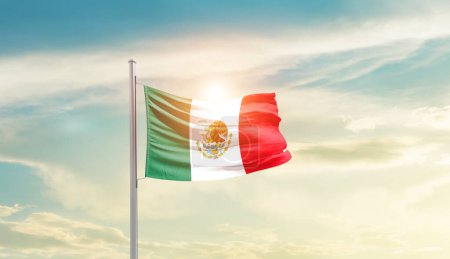 Téléchargez les photos : Mexique agitant le drapeau dans un ciel magnifique avec le soleil - en image libre de droit