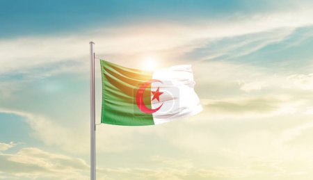 Téléchargez les photos : Algérie agitant drapeau dans un ciel magnifique avec soleil - en image libre de droit