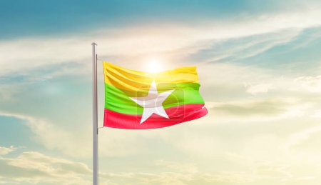 Foto de Myanmar ondeando bandera en el hermoso cielo con sol - Imagen libre de derechos