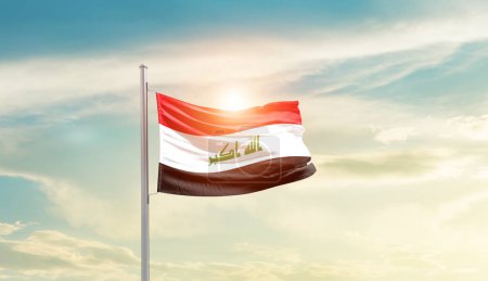 Foto de Iraq ondeando bandera en hermoso cielo con sol - Imagen libre de derechos