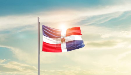 Téléchargez les photos : République dominicaine agitant drapeau dans un beau ciel avec soleil - en image libre de droit