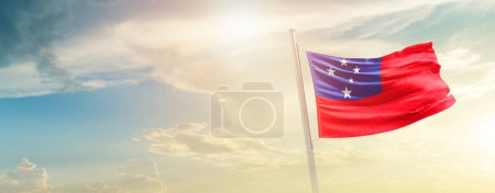 Foto de Bandera de Samoa ondeando en hermoso cielo con sol - Imagen libre de derechos