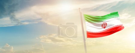 Foto de Irán ondeando bandera en hermoso cielo con sol - Imagen libre de derechos