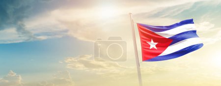 Foto de Cuba ondeando bandera en hermoso cielo con sol - Imagen libre de derechos