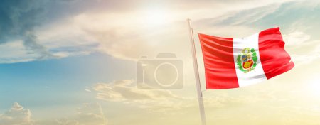 Téléchargez les photos : Peru waving flag in beautiful sky with sun - en image libre de droit