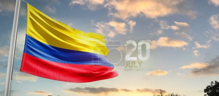 Téléchargez les photos : Colombie agitant le drapeau dans un ciel magnifique avec des nuages - en image libre de droit