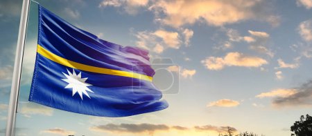 Téléchargez les photos : Drapeau agitant Nauru dans un ciel magnifique avec des nuages - en image libre de droit