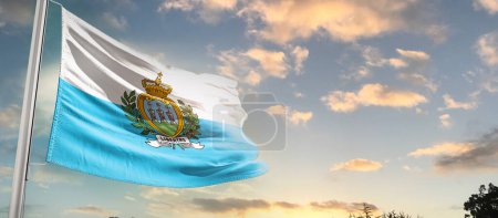 Téléchargez les photos : Drapeau de Saint-Marin agitant un beau ciel avec des nuages - en image libre de droit