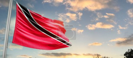 Foto de Trinidad y Tobago ondeando bandera en hermoso cielo con nubes - Imagen libre de derechos