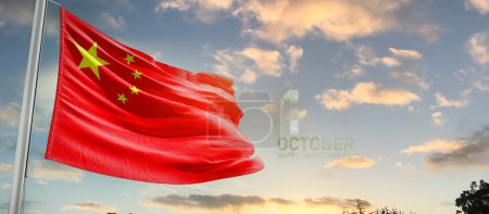 Foto de China ondeando bandera en el hermoso cielo con nubes - Imagen libre de derechos