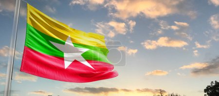 Foto de Myanmar ondeando bandera en el hermoso cielo con nubes - Imagen libre de derechos