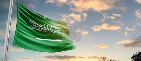 Téléchargez les photos : Arabie Saoudite agitant le drapeau dans un ciel magnifique avec des nuages - en image libre de droit