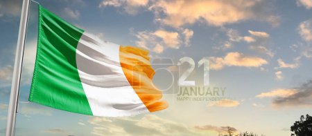 Foto de Irlanda ondeando bandera en hermoso cielo con nubes - Imagen libre de derechos