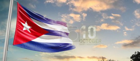 Téléchargez les photos : Cuba agitant le drapeau dans un ciel magnifique avec des nuages - en image libre de droit