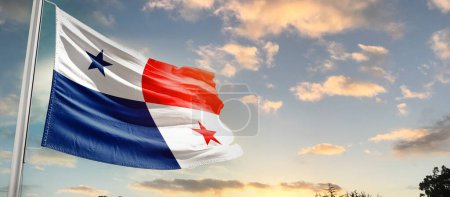 Foto de Panamá ondeando bandera en hermoso cielo con nubes - Imagen libre de derechos